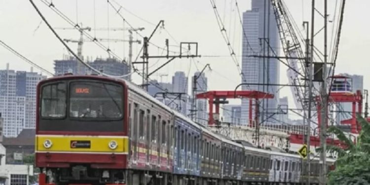 Perjalanan Kereta Commuter Line Menuju Tanah Abang Terganggu Karena Pengunjuk Rasa