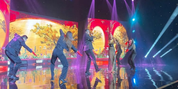 Duet Novia Bachmid dan Toton Caribo Sukses Mengakhiri Pemimpin Daerah Awards 2026 dengan Meriah