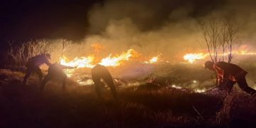 Terkendala Cuaca, Water Booming Diperkuat Atasi Kebakaran Gunung Bromo
