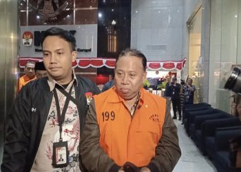 Rektor Unsoed Ditangkap KPK Sambil Memakai Rompi Tahanan saat Menuju Mobil Tahanan