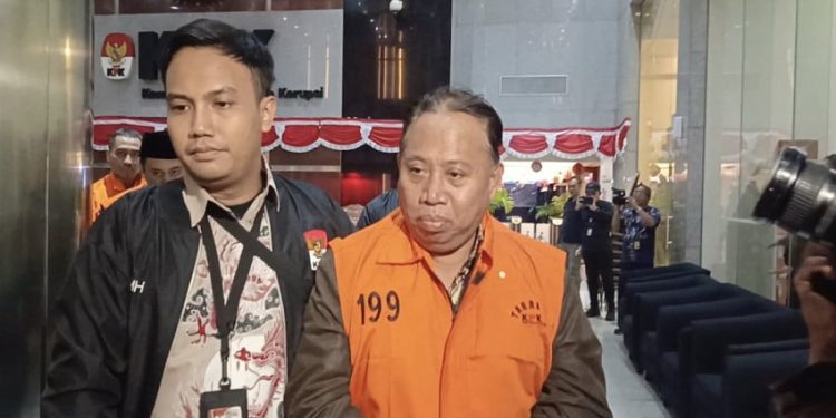 Rektor Unsoed Ditangkap KPK Sambil Memakai Rompi Tahanan saat Menuju Mobil Tahanan