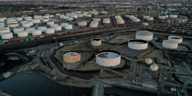Perang Iran Menyebabkan Cadangan Minyak AS Turun di Bawah 300 Juta Barel Terendah Sejak 1983