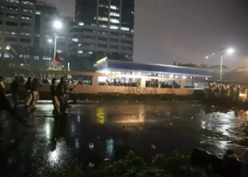 Polda Metro Tepis Truk Angkut Massa Bambu saat Demo Ricuh 27 Agustus