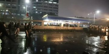 Polda Metro Tepis Truk Angkut Massa Bambu saat Demo Ricuh 27 Agustus