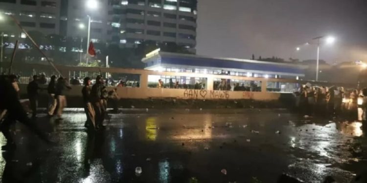 Polda Metro Tepis Truk Angkut Massa Bambu saat Demo Ricuh 27 Agustus