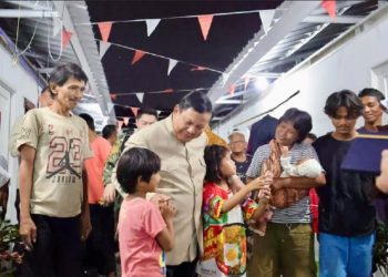 Prabowo Bertemu Warga Eks Penghuni Rel Kereta Api Senen di Tempat Tinggal Baru