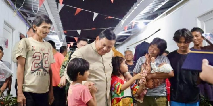 Prabowo Bertemu Warga Eks Penghuni Rel Kereta Api Senen di Tempat Tinggal Baru