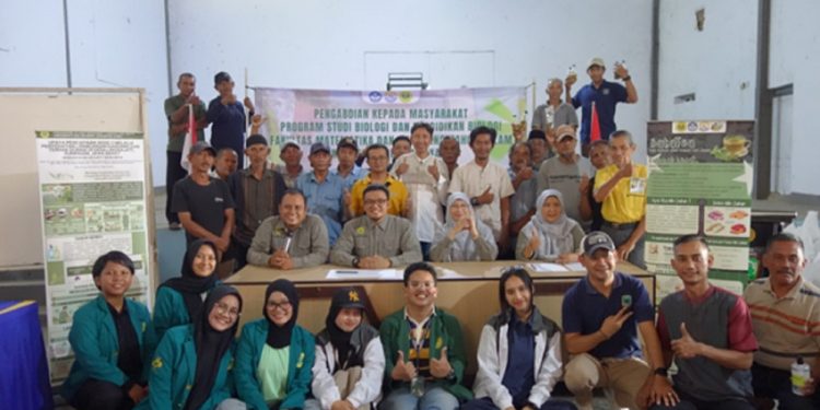 Prodi Biologi UNJ Ajarkan Biosekuriti untuk Peternak Domba dan Petani Linggajati dengan Drone