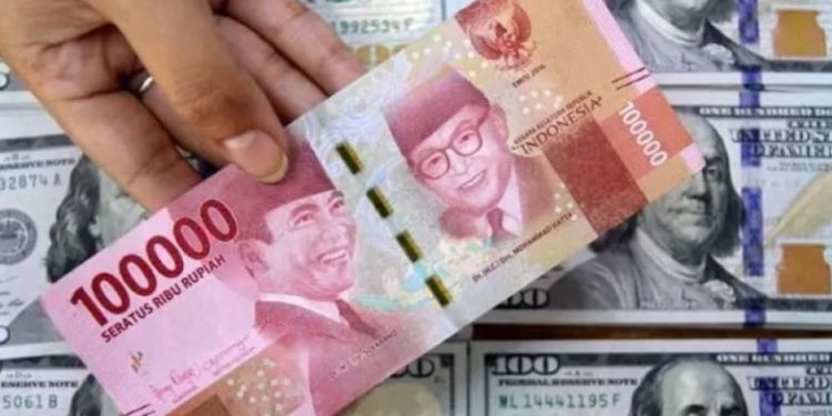 Tekanan Berlanjut, Rupiah Ditutup Melemah ke Rp18.027 Sore Ini