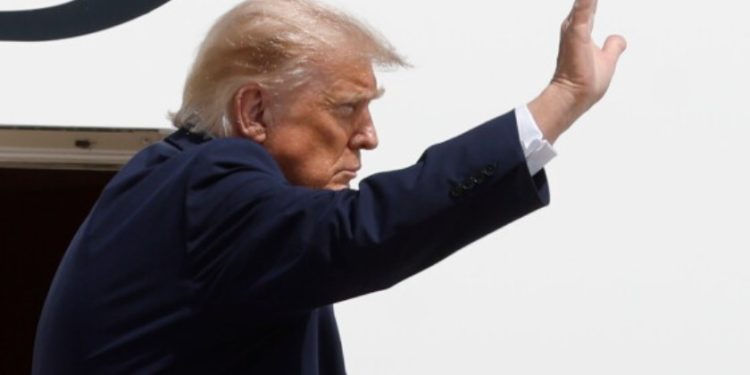 Perusahaan Kanada Diminta Pindah ke AS dengan Janji Bebas Tarif dari Trump