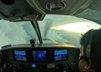 24,6 Ton Garam Ditebar di Langit Kalbar Untuk Mengatasi Karhutla