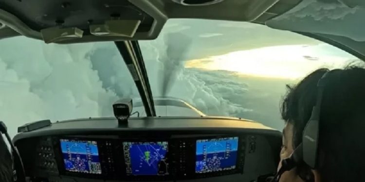 24,6 Ton Garam Ditebar di Langit Kalbar Untuk Mengatasi Karhutla