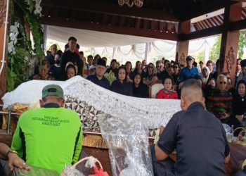 Guruh Soekarnoputra Tiba di TPU Karet Bivak dengan Peti Jenazah Dibalut Bendera Merah Putih