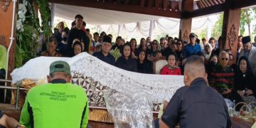 Guruh Soekarnoputra Tiba di TPU Karet Bivak dengan Peti Jenazah Dibalut Bendera Merah Putih