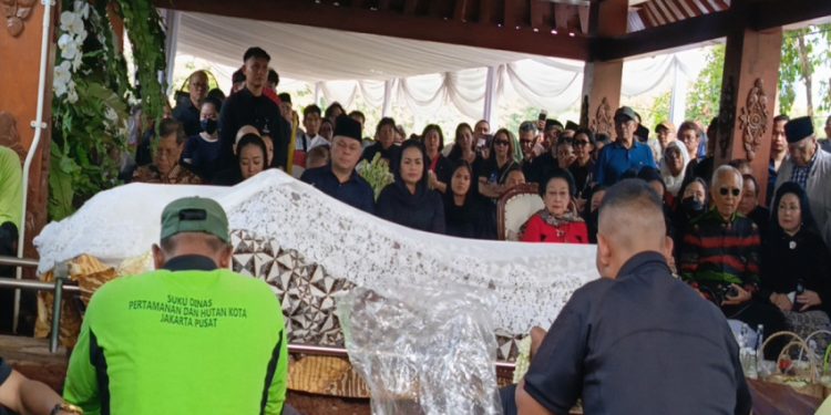 Guruh Soekarnoputra Tiba di TPU Karet Bivak dengan Peti Jenazah Dibalut Bendera Merah Putih