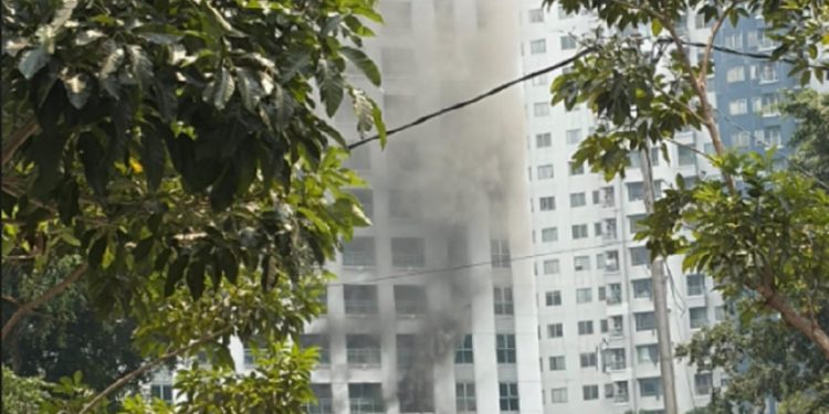 Kebakaran di Lantai 5 Apartemen Tanah Abang Jakarta Pusat