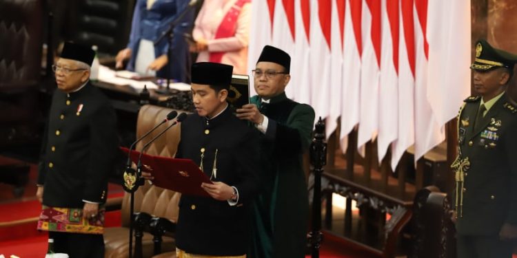 Perbedaan Keterangan Kelulusan Gibran Menurut Refly Harun