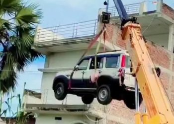 Mobil Baru Takut Dicuri, Pemilik Sewa Derek untuk Angkat ke Atap Rumah