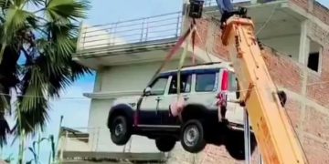 Mobil Baru Takut Dicuri, Pemilik Sewa Derek untuk Angkat ke Atap Rumah