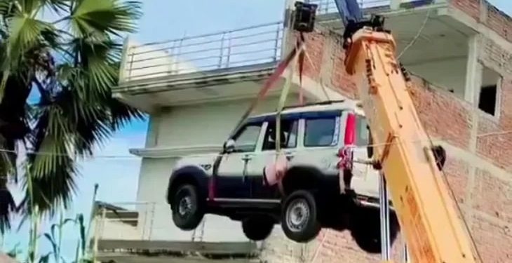 Mobil Baru Takut Dicuri, Pemilik Sewa Derek untuk Angkat ke Atap Rumah