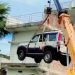 Mobil Baru Takut Dicuri, Pemilik Sewa Derek untuk Angkat ke Atap Rumah
