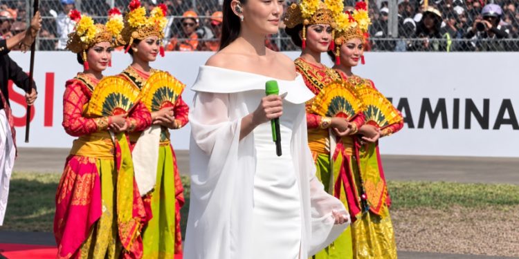 Agnez Mo Anggun di Acara Pembukaan MotoGP Mandalika 2026, Auranya Memukau