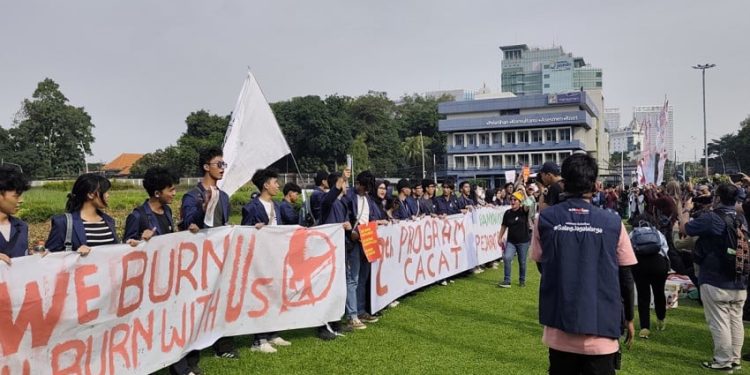 Aksi Mahasiswa di Tugu Tani Sampaikan Lima Tuntutan