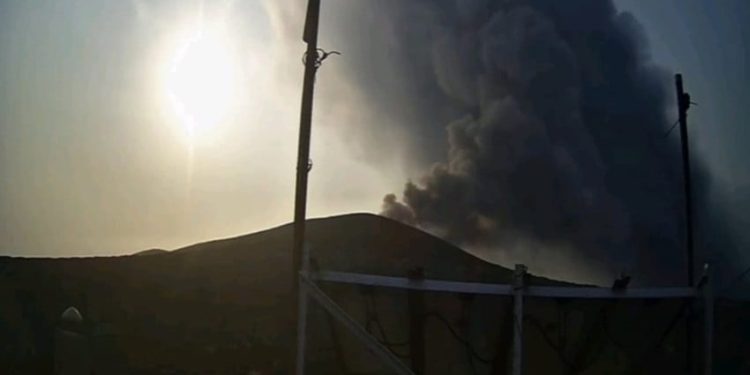 Anak Krakatau Erupsi Dua Kali Masyarakat Dilarang Dekat Radius 2 Km