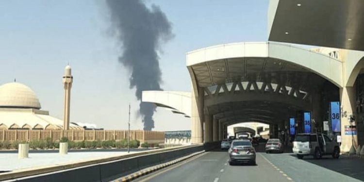 Serangan Rudal di Bandara Riyadh, 2 Tewas, Pelaku Diduga Houthi
