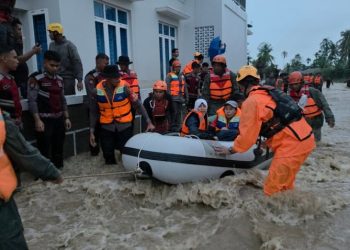 Banjir Melanda Padang, Tim SAR Menyelamatkan Puluhan Warga