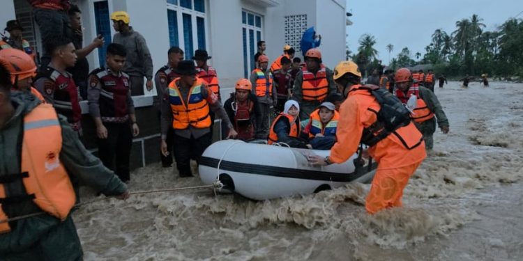 Banjir Melanda Padang, Tim SAR Menyelamatkan Puluhan Warga