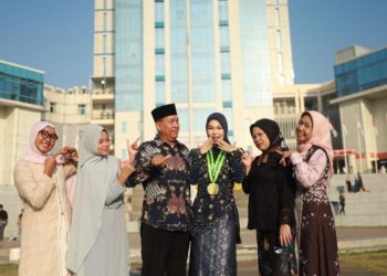 Kuliah Sambil Bekerja dan Cerita Dini Jadi Wisudawan Terbaik Unesa