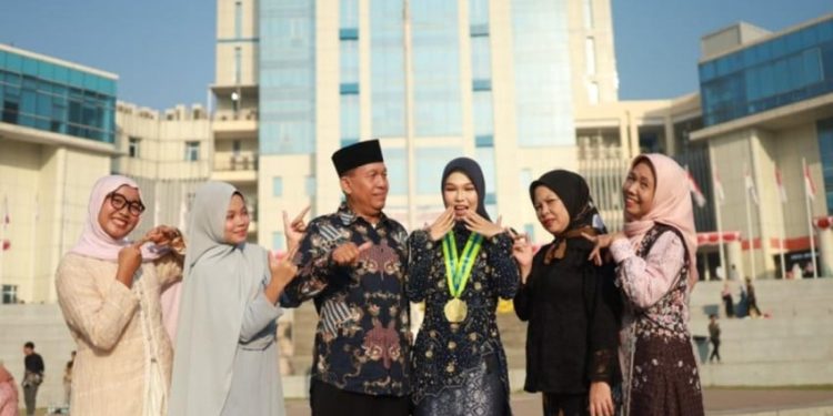 Kuliah Sambil Bekerja dan Cerita Dini Jadi Wisudawan Terbaik Unesa