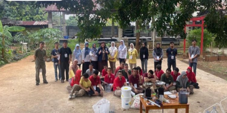 Dorong Kemandirian Penyandang Disabilitas melalui BIMTEK Pengolahan Sampah Kreatif di Gunung Putri