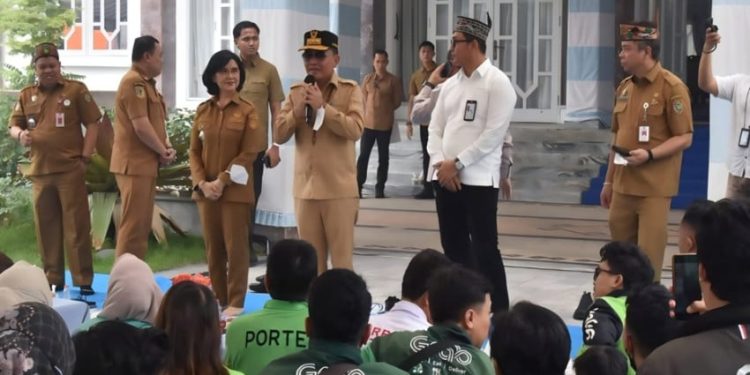 Gubernur Kalteng Salurkan 1200 Paket Bantuan Pangan untuk Pekerja Transportasi