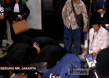 Ijazah Gibran Ditolak MK, Relawan Merayakan dengan Sujud Syukur