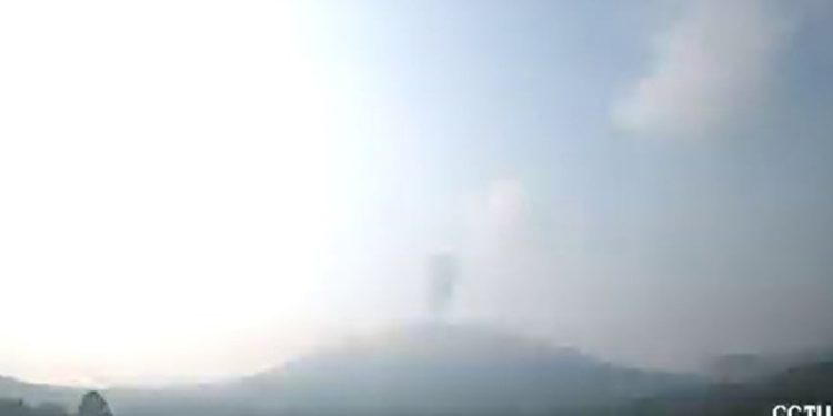 Gunung Ibu Erupsi Hari Ini, Kolom Abu Mencapai Tinggi 500 Meter
