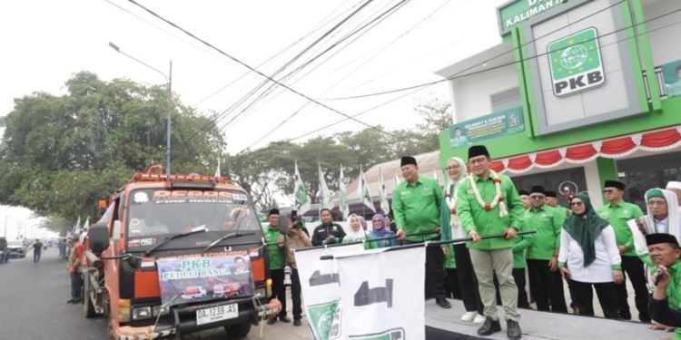 Dorong Gotong Royong Bantu Petugas dan Korban Karhutla di Kalimantan