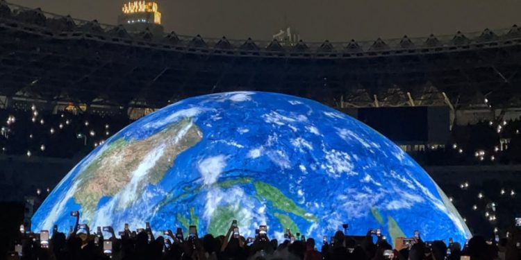 Kanye West Tampilkan Pertunjukan Spektakuler di Dome Stage GBK, Penonton Histeris!