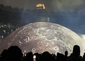 Kanye West Ubah Panggung GBK Jadi Seperti Permukaan Bulan, Penonton Terpesona