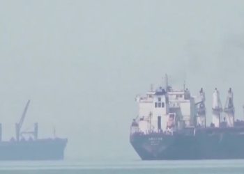 Kapal Supertanker Terbakar setelah Melanggar Pembatasan Iran di Selat Hormuz