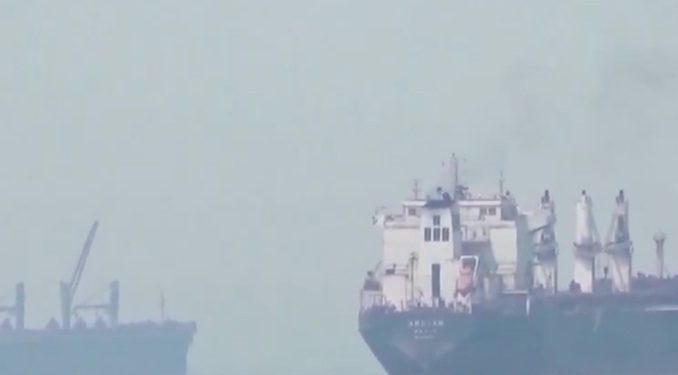 Kapal Supertanker Terbakar setelah Melanggar Pembatasan Iran di Selat Hormuz