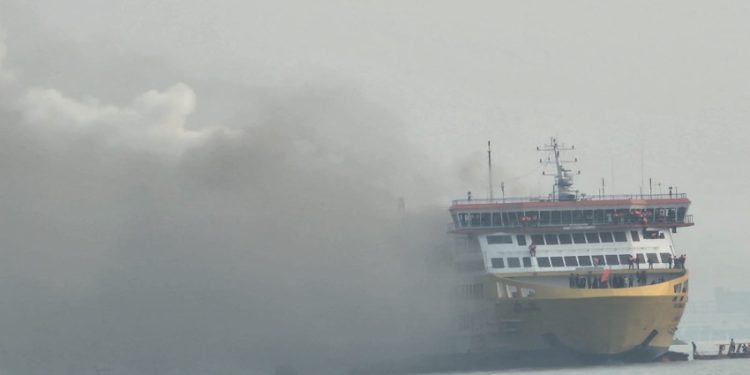 Kebakaran KMP Batumandi di Pelabuhan Merak, Ratusan Penumpang Dievakuasi