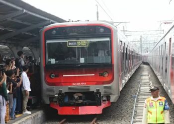KRL Produksi Kerap Bermasalah, PT KAI Minta Maaf kepada Penumpang