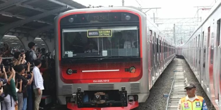 KRL Produksi Kerap Bermasalah, PT KAI Minta Maaf kepada Penumpang