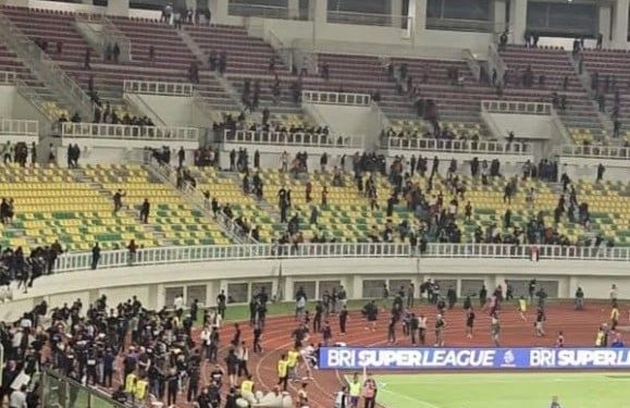 Kericuhan Berlanjut Hingga Akhir Laga Setelah Sempat Tertunda
