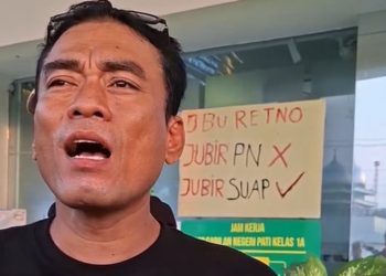 Jubir PN Pati Disiram Air Mineral oleh Botok Karena Tuduhan Suap Rp1 Miliar