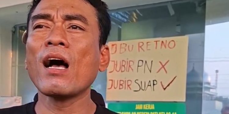 Jubir PN Pati Disiram Air Mineral oleh Botok Karena Tuduhan Suap Rp1 Miliar