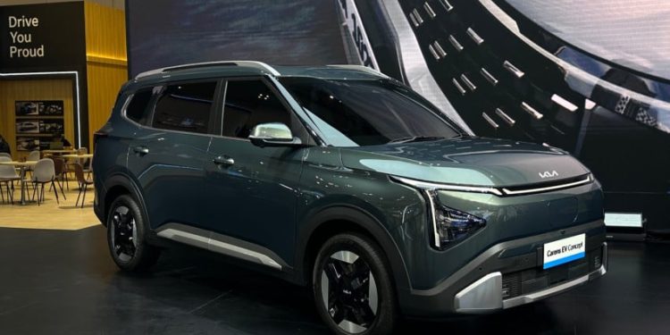 Lawan Terberat Carens EV Bukan BYD M6 Tapi Justru Hyundai Neira