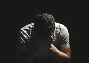 Mengapa Islam Melarang Buruk Sangka dan Bahaya yang Mengancam
